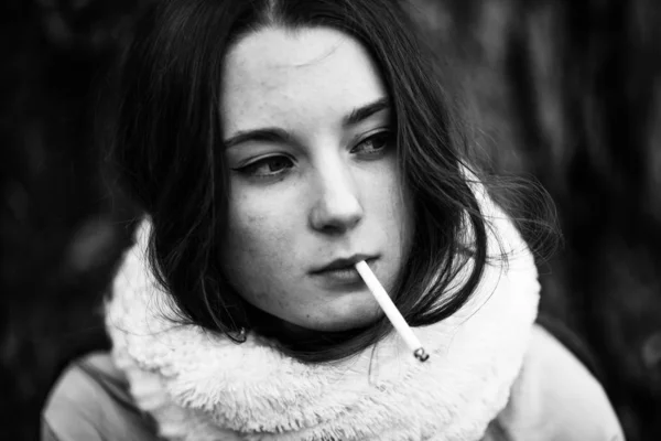 Курящий Подросток Реальной Жизни Молодая Красивая Белая Девочка Шарфе Курит — стоковое фото