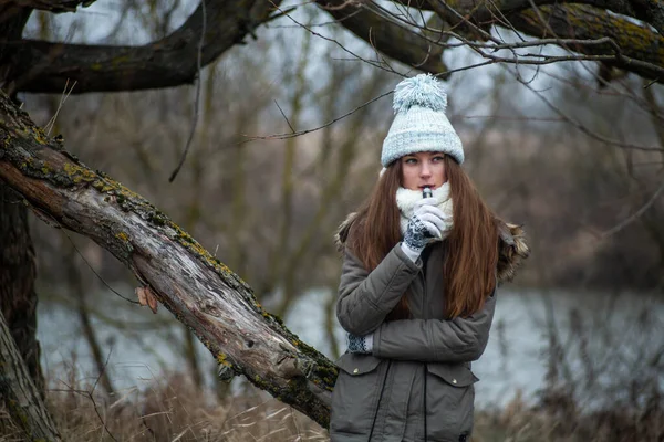 Föräldrande Tonåring Ung Vacker Vit Tonåring Flicka Casual Kläder Röker — Stockfoto