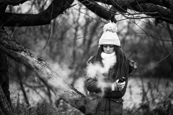 Веселый Подросток Молодая Красивая Белая Девочка Повседневной Одежде Осенью Курит — стоковое фото