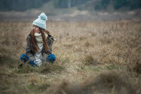 Χαριτωμένο Λευκό Καυκάσιος Έφηβος Κορίτσι Ένα Μπλε Καπέλο Κάθεται Στη — Φωτογραφία Αρχείου