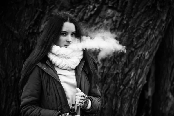 Adolescente Fumante Vida Real Jovem Menina Bonita Teeage Branco Cachecol — Fotografia de Stock