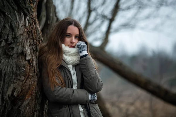Soğuk Sonbahar Havasında Sıradan Giysiler Içindeki Beyaz Tatlı Kız Bir — Stok fotoğraf