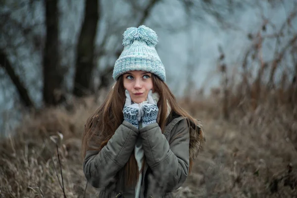 Duygusal Fotoğraf Parkta Soğuk Sonbahar Havasında Mavi Şapkalı Beyaz Tatlı — Stok fotoğraf