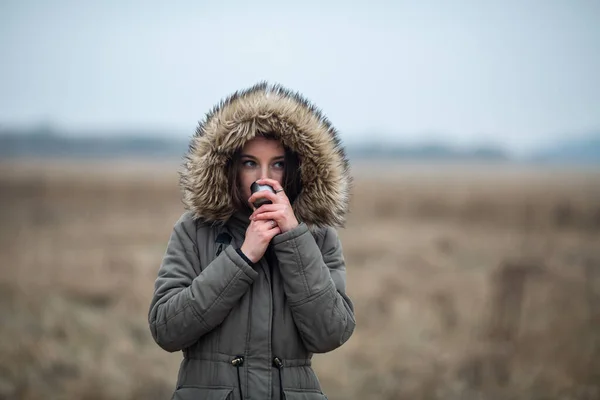 Carino Bianco Caucasico Teen Girl Nel Cappuccio Piedi Mezzo Campo — Foto Stock