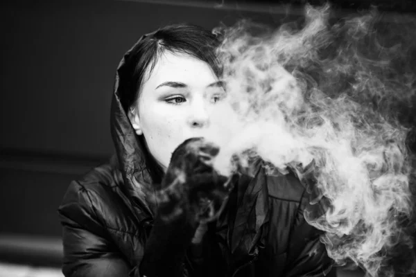 Adolescente Vape Menina Branca Bonita Nova Fumando Cigarro Eletrônico Oposto — Fotografia de Stock