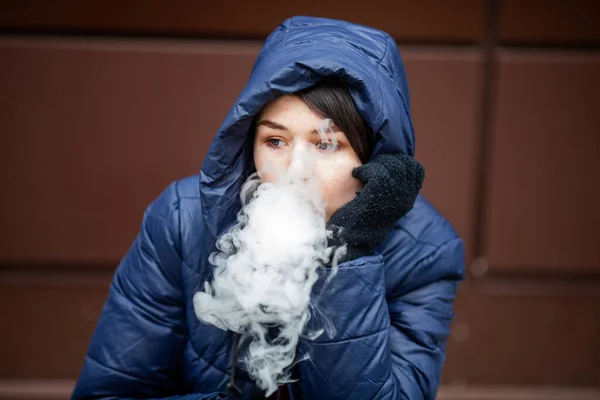 Egy Tinédzser Fiatal Csinos Fehér Fehér Lány Kék Kabátban Csuklyában — Stock Fotó