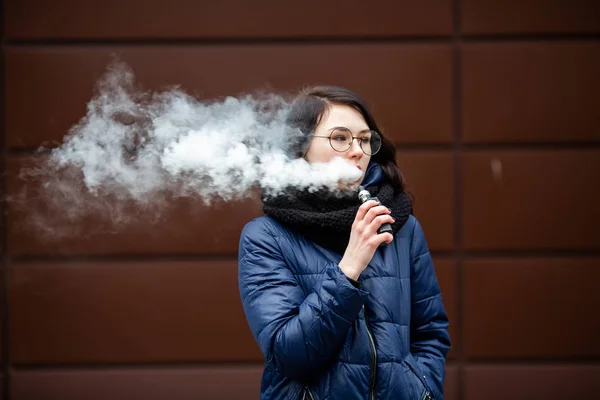 Vape Tiener Jonge Mooie Blanke Blanke Meisje Een Blauw Jasje — Stockfoto