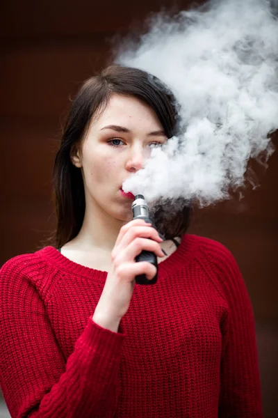 Adolescente Vape Joven Chica Blanca Bastante Caucásica Suéter Rojo Fumar — Foto de Stock