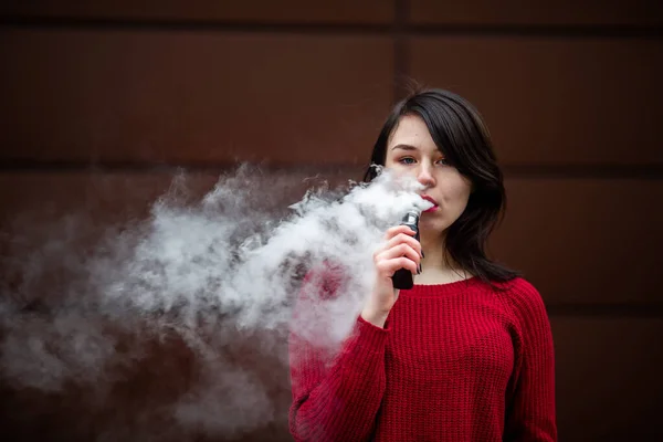 Vape Tiener Jonge Mooie Blanke Blanke Meisje Een Rode Trui — Stockfoto