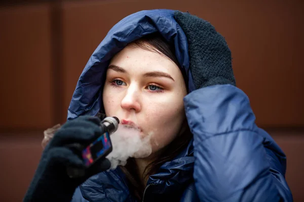 Egy Tinédzser Fiatal Csinos Fehér Fehér Lány Kék Kabátban Csuklyában — Stock Fotó