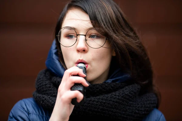 Adolescente Vape Joven Chica Blanca Caucásica Bonita Una Chaqueta Azul —  Fotos de Stock