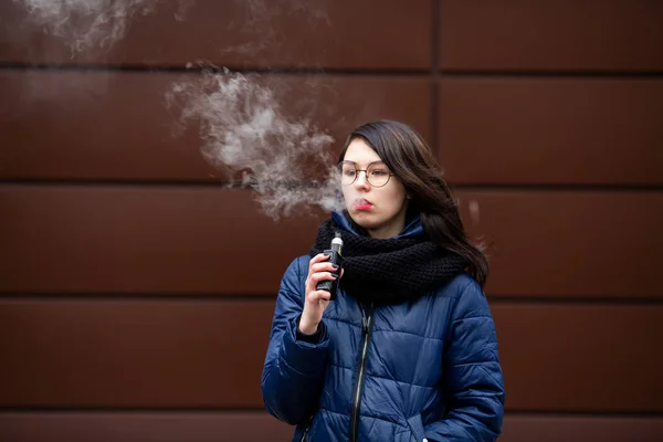 Adolescente Vape Joven Chica Blanca Caucásica Bonita Una Chaqueta Azul — Foto de Stock