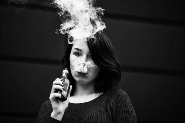 Znásilněná Puberťačka Mladá Hezká Bílá Běloška Svetru Kouří Elektronickou Cigaretu — Stock fotografie