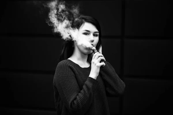 Vaping Teenager Problem Skin Mladá Hezká Běloška Bundě Kouří Elektronickou — Stock fotografie