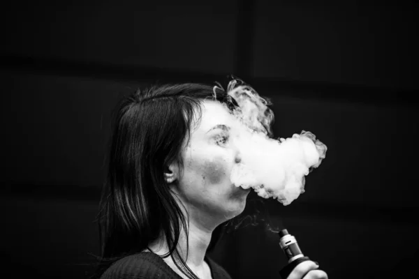 Vaping Teenager Problem Skin Mladá Hezká Běloška Bundě Kouří Elektronickou — Stock fotografie