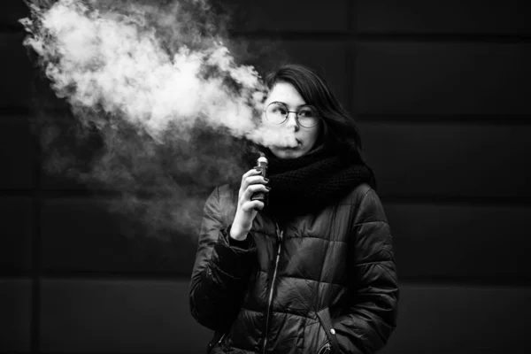 Vape Tiener Jonge Mooie Blanke Blanke Meisje Een Jas Een — Stockfoto