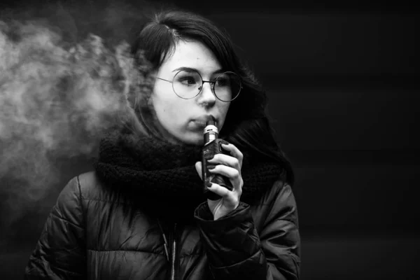 Znásilněná Puberťačka Mladá Hezká Bílá Běloška Bundě Brýlích Kouří Elektronickou — Stock fotografie