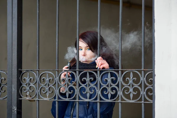 Våldsamma Tonåring Ung Söt Vit Kaukasisk Brunett Flicka Med Blå — Stockfoto