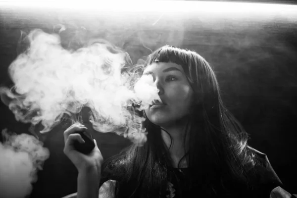 Adolescente Fumante Giovane Bella Bianca Adolescente Caucasica Ragazza Bruna Con — Foto Stock
