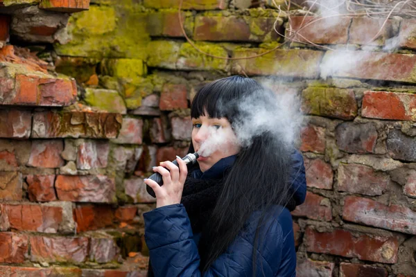 Adolescente Vape Menina Morena Branca Branca Bonita Nova Com Olhos — Fotografia de Stock