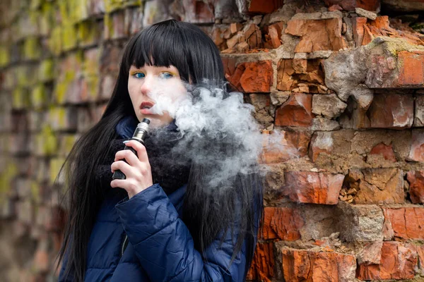 Vape Teenager Junge Hübsche Weiße Kaukasische Brünette Mit Blauen Augen — Stockfoto