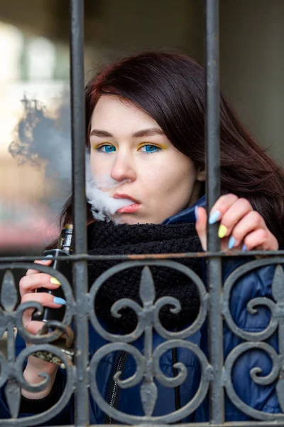 Våldsamma Tonåring Ung Söt Vit Kaukasisk Brunett Flicka Med Blå — Stockfoto