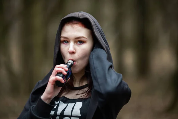 Adolescente Vape Joven Chica Morena Bastante Caucásica Fumando Cigarrillo Electrónico —  Fotos de Stock