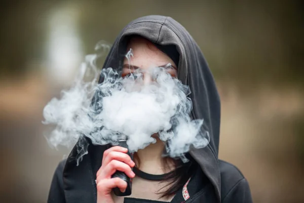 Adolescente Vape Menina Morena Muito Caucasiana Jovem Fumando Cigarro Eletrônico — Fotografia de Stock