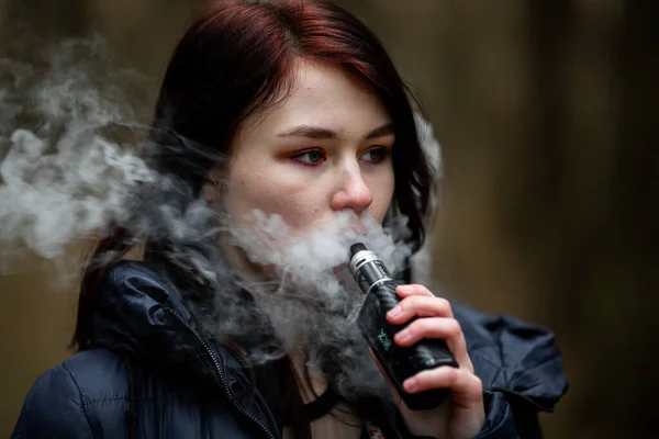 Adolescente Vape Menina Morena Muito Caucasiana Jovem Fumando Cigarro Eletrônico — Fotografia de Stock