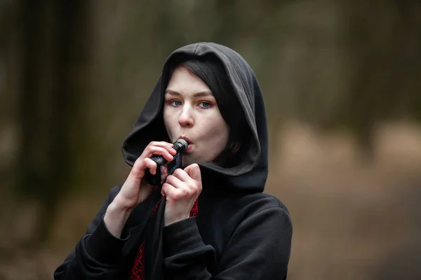 Adolescente Vaporizzatore Giovane Ragazza Bruna Abbastanza Caucasica Che Fuma Una — Foto Stock