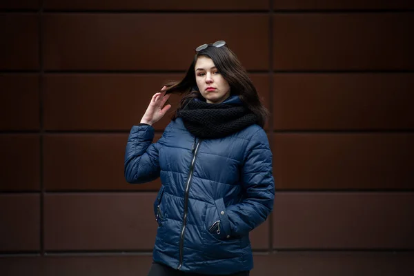 Молода Красива Біла Кавказька Дівчина Проблемною Шкірою Синій Куртці Окулярах — стокове фото