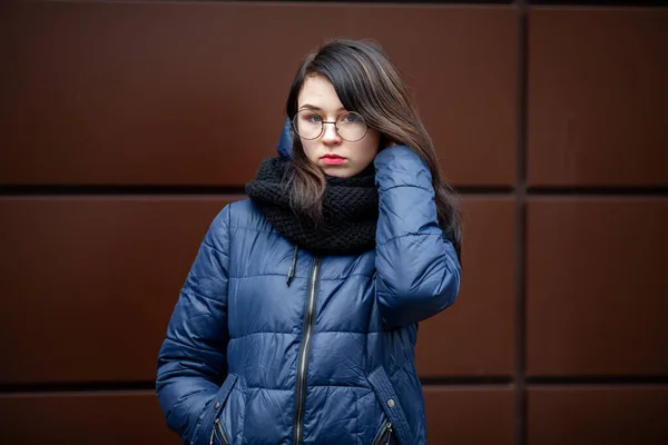Junge Hübsche Weiße Kaukasierin Mit Problemhaut Blauer Jacke Und Brille — Stockfoto
