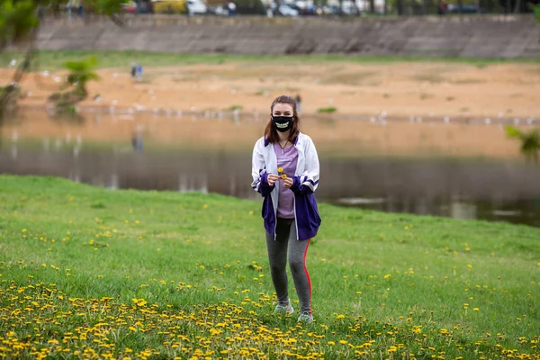 Covid 在流行病流行期间 身穿黑色面罩和运动夹克的年轻高加索少女在河对岸 欧洲的Coronavirus — 图库照片