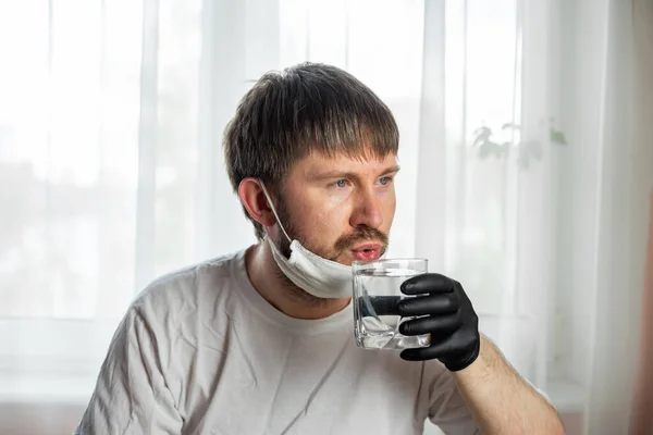 Covid Junger Kaukasischer Mann Weißer Maske Und Schwarzen Handschuhen Mit — Stockfoto