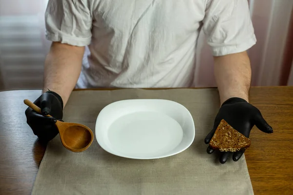 Covid 大流行病期间 一碗水 木勺和一片面包放在厨房的桌子旁 欧洲的Coronavirus — 图库照片