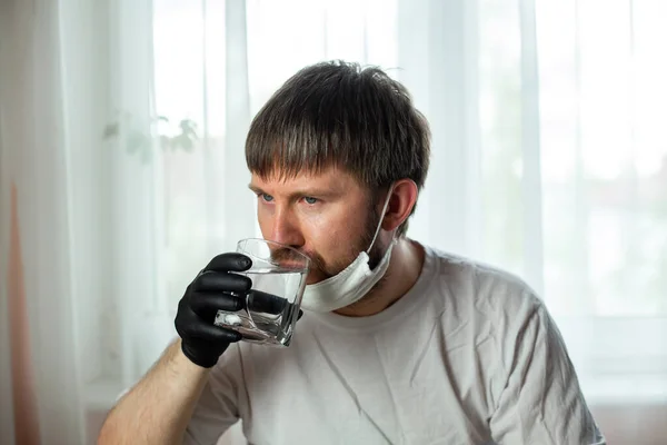 Covid Junger Kaukasischer Mann Weißer Maske Und Schwarzen Handschuhen Mit — Stockfoto