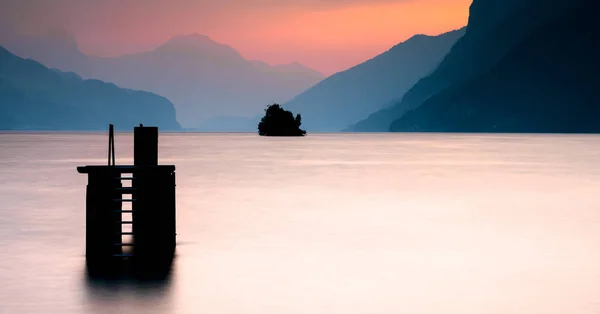 Закат Красивым Летним Вечером Озере Вален Швейцарских Альпах Дайвинг Платформой — стоковое фото