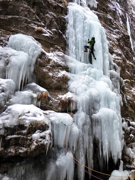 Único Escalador Gelo Macho Uma Cachoeira Congelada Desfiladeiro Sottoguda Nas — Fotografia de Stock