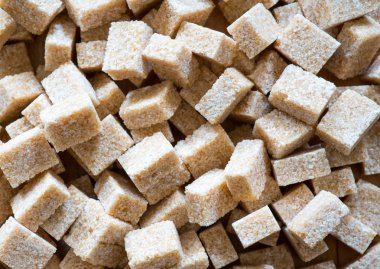 Organik kahverengi şeker küpleri bir kaotik kazık makroda