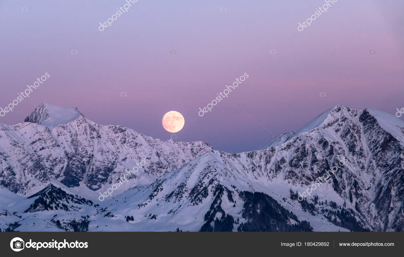 luna llena al atardecer en las montañas de invierno 3576271 Foto de stock en  Vecteezy, image size:1600x1017