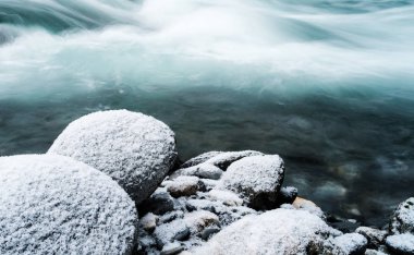 kar vahşi bir dere arkasında akan bir nehir banka buzlu kaplı