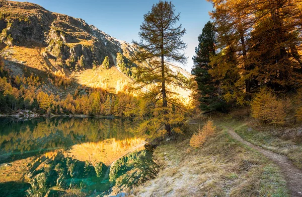 Vackert Landskap Schweiziska Alperna Med Fjällsjö Och Reflektioner Höst — Stockfoto