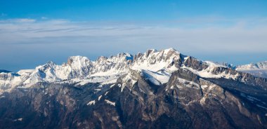 bir kış dağ görünümünü Panorama manzara yumuşak akşam ışığında