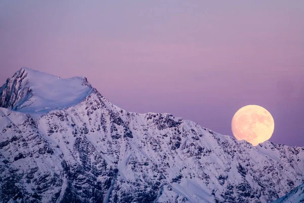 Lua Cheia Subindo Sobre Paisagem Inverno Montanhas — Fotografia de Stock