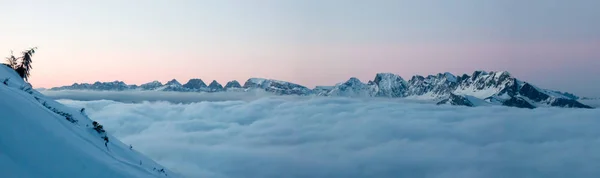 雲の上の山の風景が日没時銀行冬のパノラマ ビュー — ストック写真