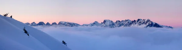 雲の上の山の風景が日没時銀行冬のパノラマ ビュー — ストック写真