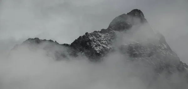 Paisagem Montanhosa Nebulosa Inverno Com Pico Irregular Acima Das Nuvens — Fotografia de Stock