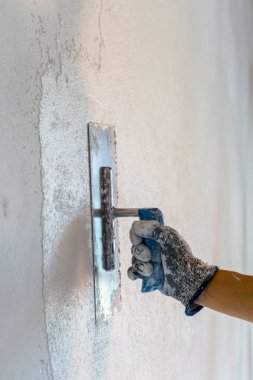 el ile yenileme çalışmaları sırasında alçı uygulayarak bir mala