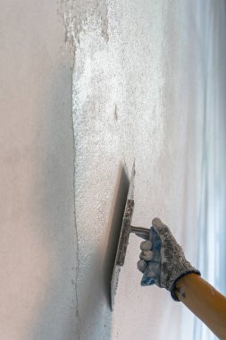 el ile yenileme çalışmaları sırasında alçı uygulayarak bir mala