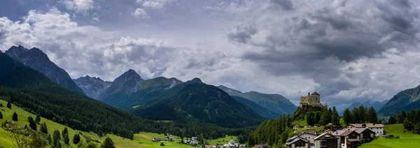 Krásný Hrad Kopci Středu Idylické Přirozené Horské Krajiny Pod Nebem — Stock fotografie